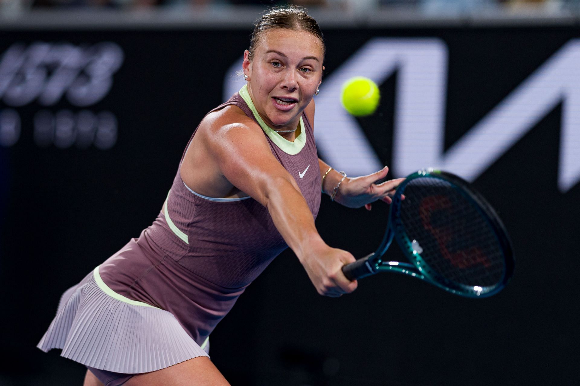 Amanda Anisimova plays a backhand. (Getty)